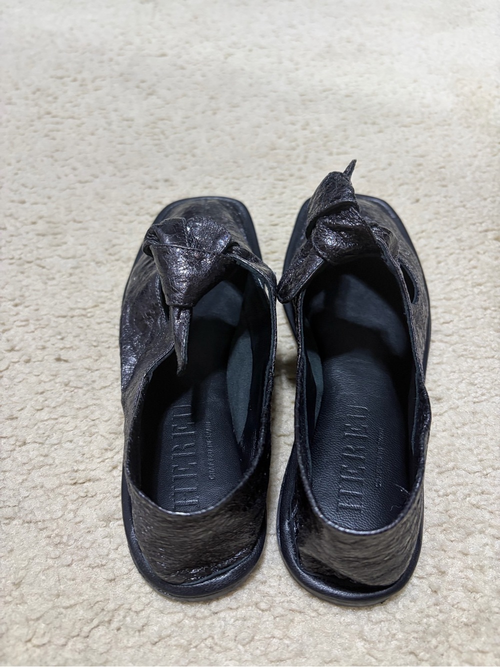 HEREU Llasada Crinkled Square Toe Flat